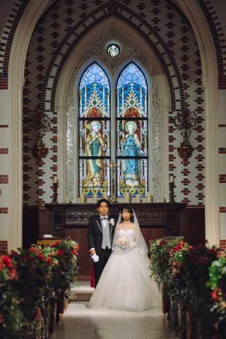 ホテルモントレ京都のステンドグラス前で