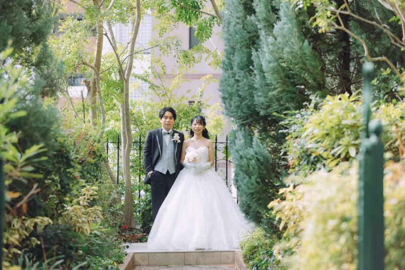 ホテルモントレ京都のステンドグラス前で