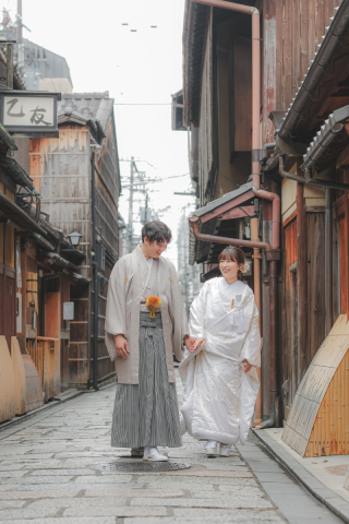 祇園の街並みをお散歩しながら仲良く前撮り＾＾