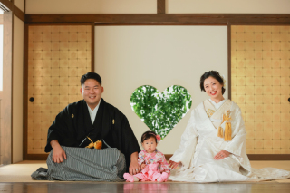 ご家族そろって和装屋内庭園