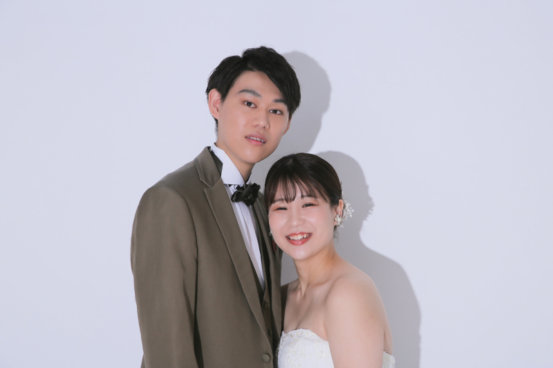 シンプルな背景での撮影(洋装スタジオプラス)