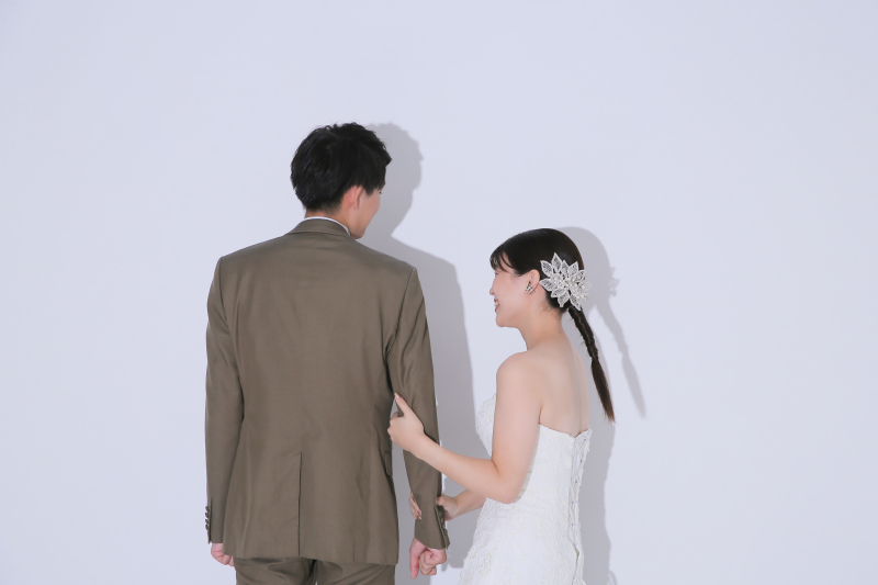 シンプルな背景での撮影(洋装スタジオプラス)