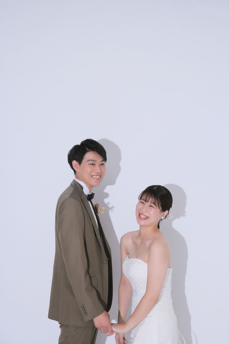 シンプルな背景での撮影(洋装スタジオプラス)
