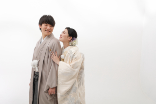 色の統一感が美しい!新郎新婦和装コーデ