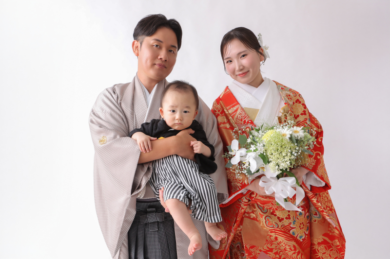 白×赤で残す、家族3人の特別な1日