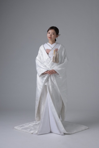 幸せの始まりを告げる。白無垢に咲き誇る「桜」の魅力♡