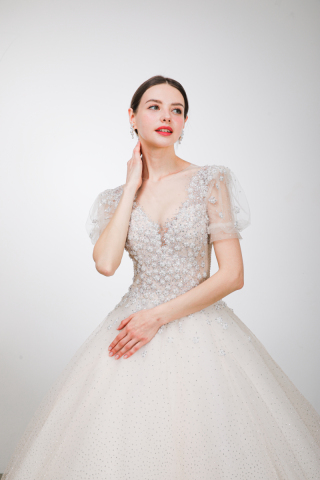 日本で着れるのはデコルテだけ