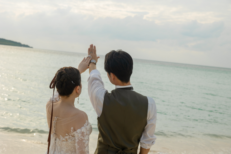 西陽が差し込む夕方の宮古島ビーチ