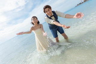 ドレスのまま海へ！インザシーで楽しむ開放感たっぷりフォト