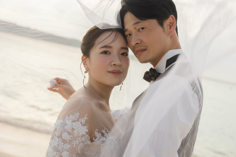 西陽が差し込む夕方の宮古島ビーチ