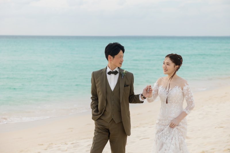 西陽が差し込む夕方の宮古島ビーチ