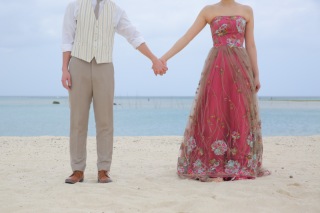 ビーチでカラードレス♡