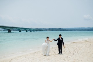 エメラルドグリーンの海に囲まれて。古宇利島で叶えるフォトウェディング
