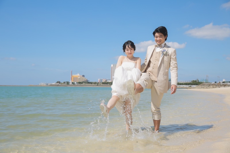 お天気も最高!ビーチでウエディングフォト♡