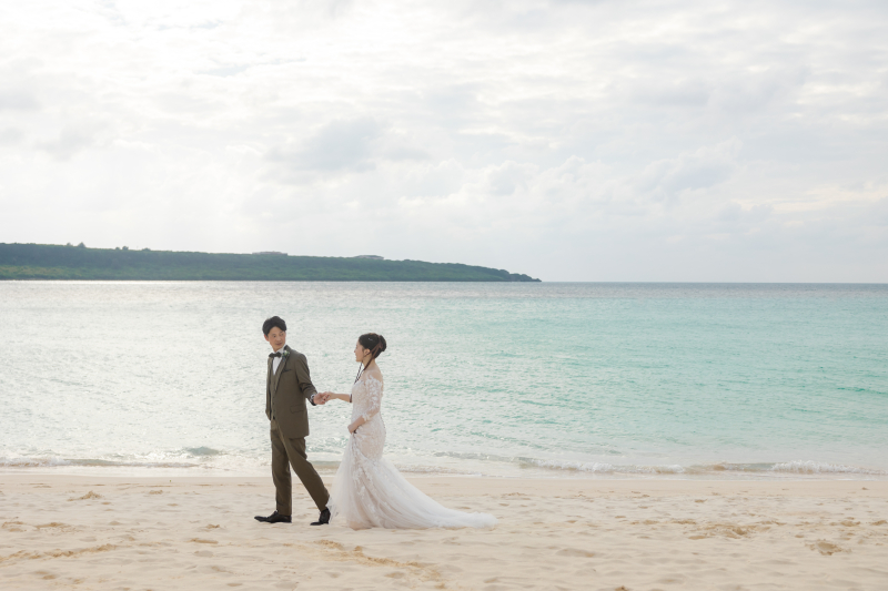 西陽が差し込む夕方の宮古島ビーチ