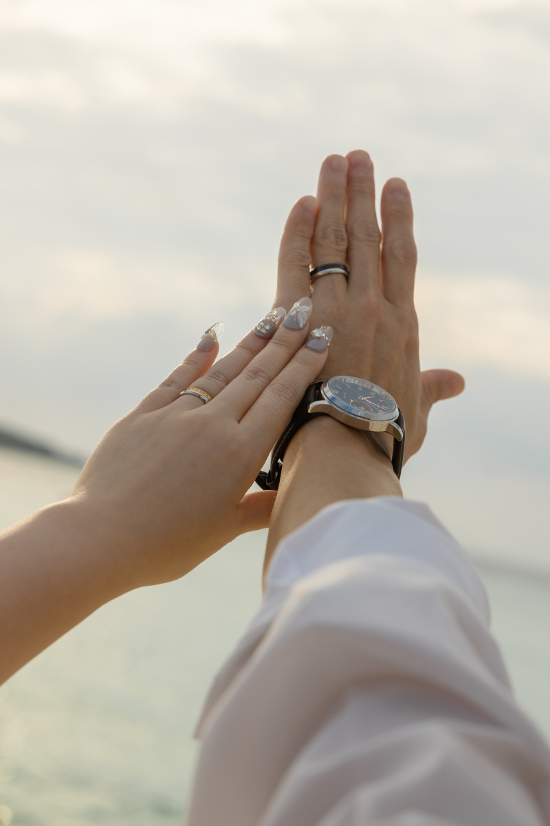 西陽が差し込む夕方の宮古島ビーチ