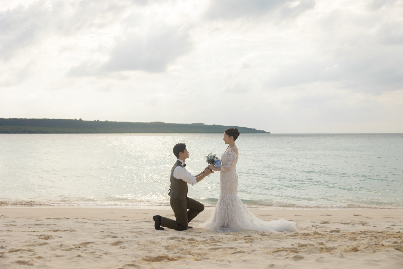 西陽が差し込む夕方の宮古島ビーチ