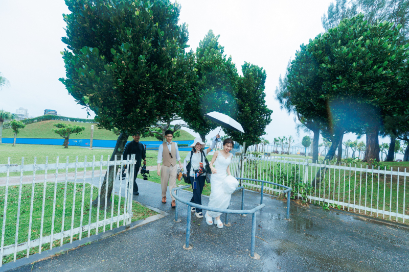 【雨の日レポ】ハプニングも思い出に!大雨スコールさえ楽しむ笑顔の撮影裏側