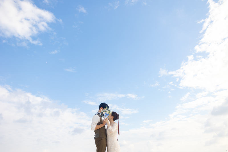 西陽が差し込む夕方の宮古島ビーチ