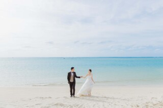幸せあふれる沖縄の秋、北海道からお越しのおふたりとステキなビーチ&チャペルフォト