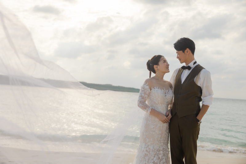 西陽が差し込む夕方の宮古島ビーチ