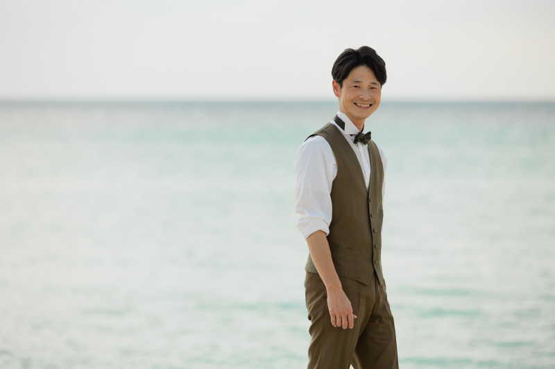 西陽が差し込む夕方の宮古島ビーチ