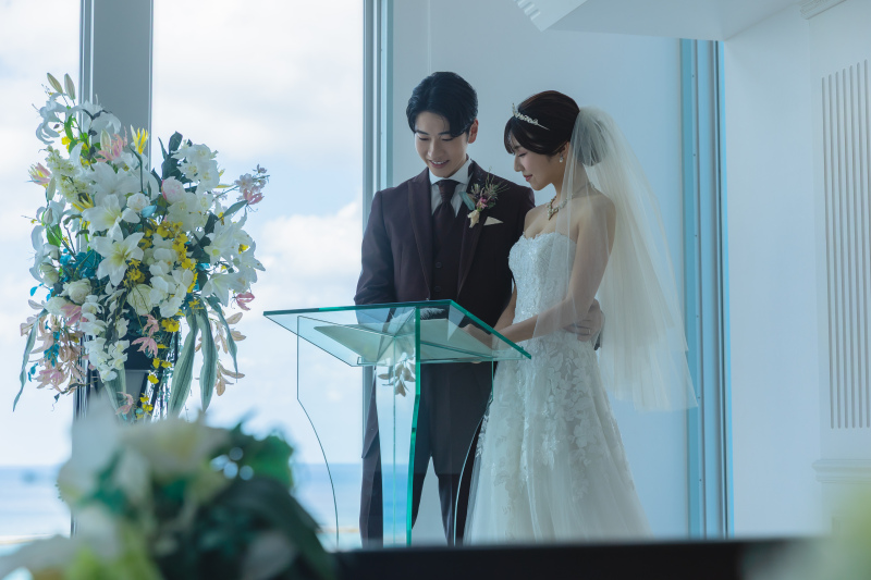 綺麗なチャペルと青い海で