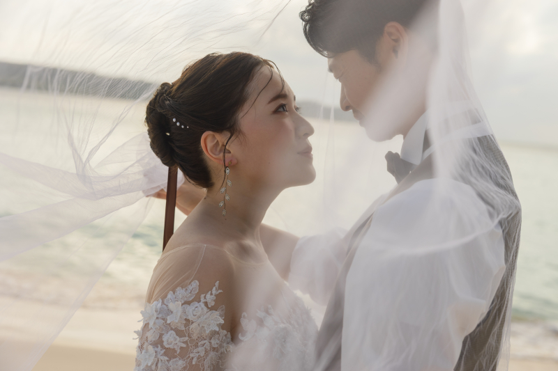 西陽が差し込む夕方の宮古島ビーチ