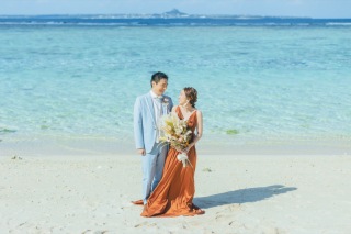 瀬底ビーチでカラードレス♡