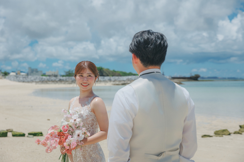 沖縄の新婦ご実家から絶景の崖まで!海を満喫するハッピーウェディングフォト♪