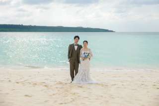 西陽が差し込む夕方の宮古島ビーチ