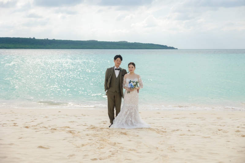 西陽が差し込む夕方の宮古島ビーチ