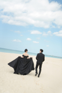 ブラックコーデでビーチ撮影