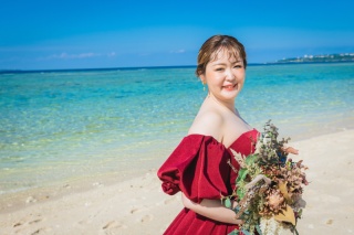 ビーチでも映える!!真っ赤なカラードレス♡