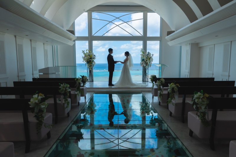 綺麗なチャペルと青い海で