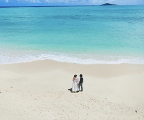 青い海と空に映えるウエディングフォト – 宮古島ビーチでの前撮り