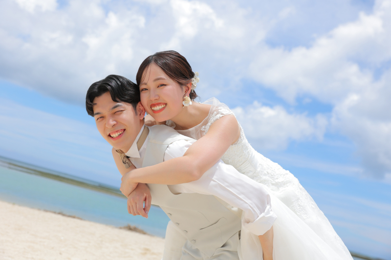 【趣味×前撮り】ドレスでバスケ!?アラハビーチで叶うおふたりらしい趣味フォト