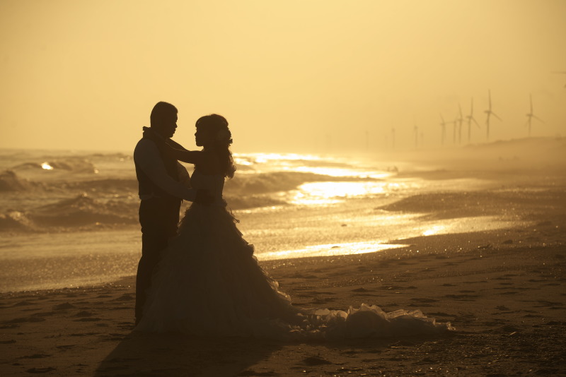 ドレスが映えるサンセット！御前崎海岸での前撮りが推しの理由