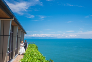 海と空が広がるチャペル貸し切りで思い出に残るウェディングフォトを