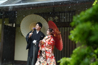 雨の日だからこそ映える、幻想的な和装フォト──マリエフルーリィの特別な一日