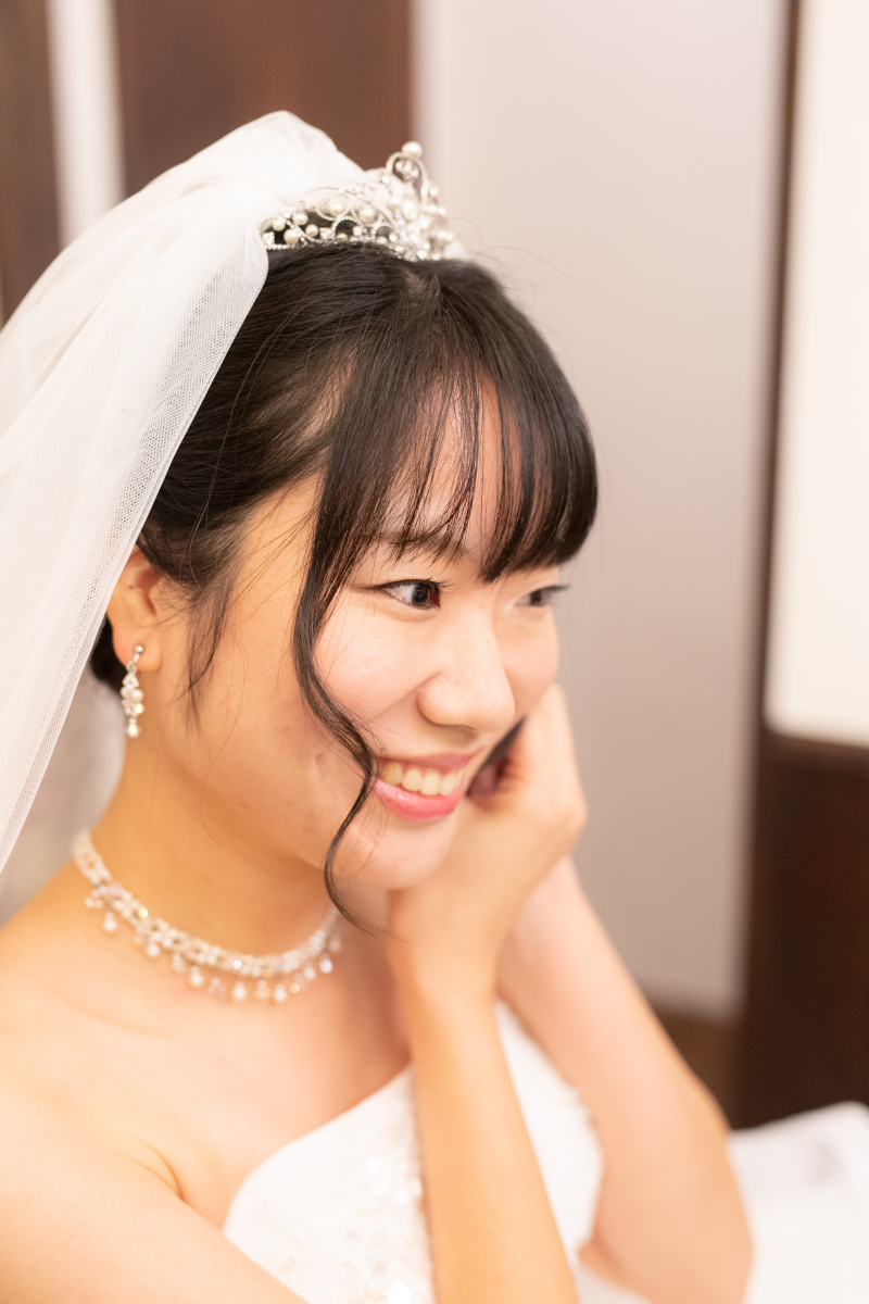 アクセサリーをつける仕草も…♡