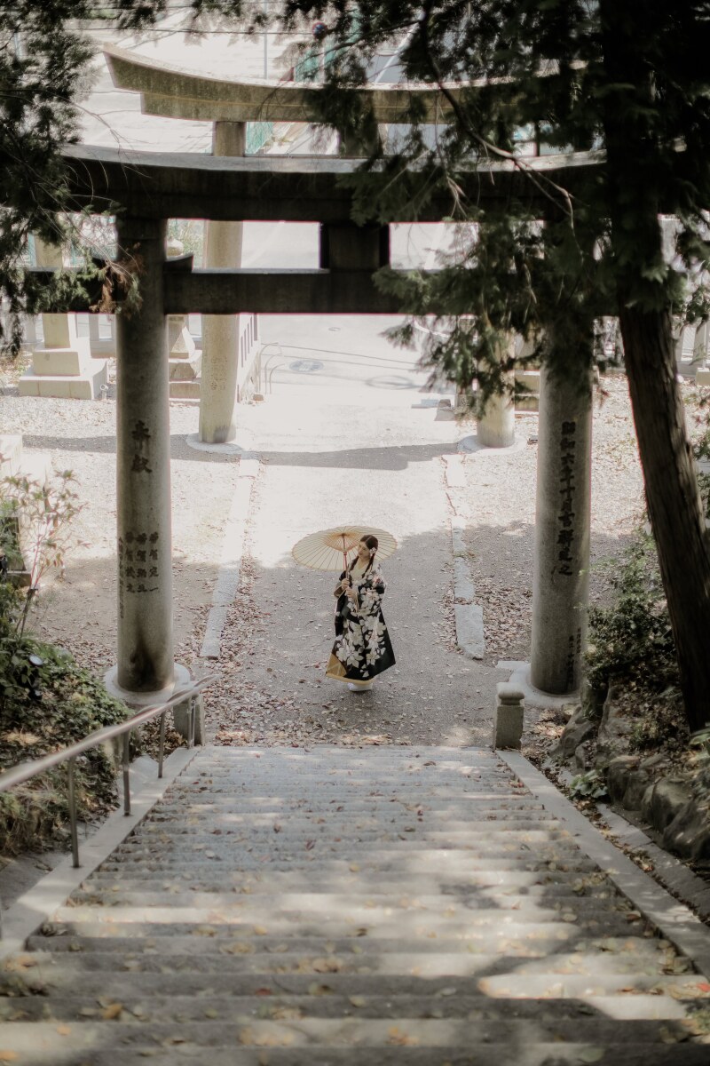 神社でロケーション撮影