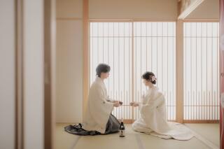 和装ショットにお酒を添えて