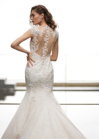 【ドレス選び方】背が高い花嫁さんのウエディングドレスを紹介します☆