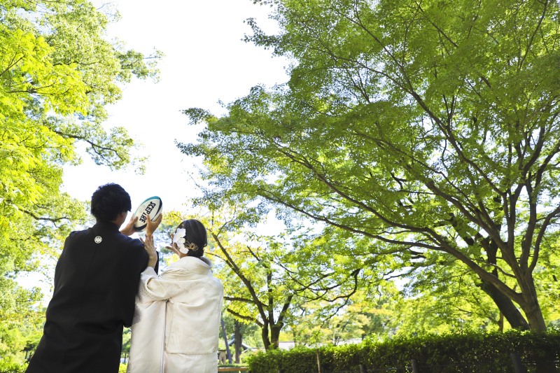 緑まぶしい庭園で。飾らない、ふたりだけの表情を残す前撮り