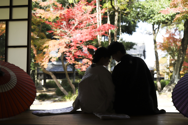 色づく紅葉と朱塗りの鳥居に想いを重ねて。秋を彩る和装前撮り