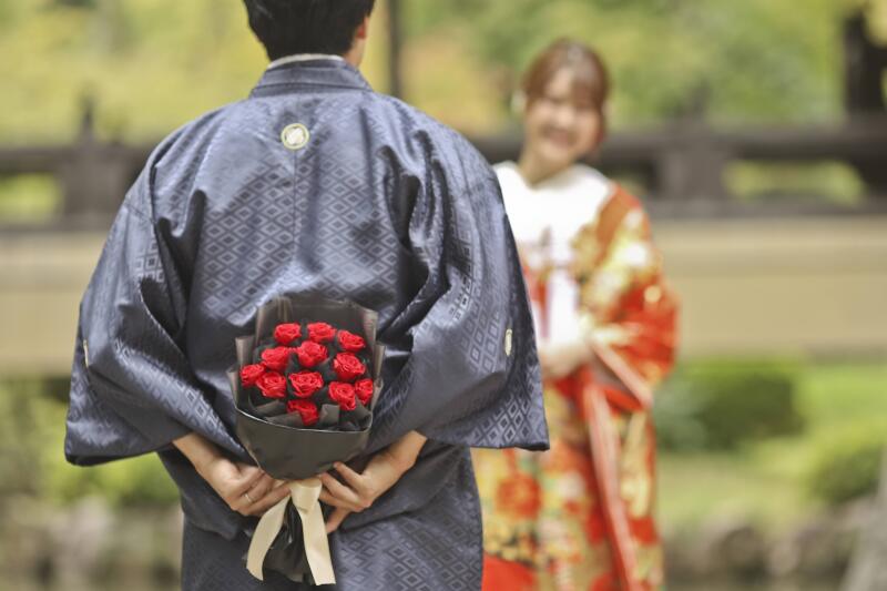 舞い落ちる紅葉と和傘と。秋色に染まる庭園前撮り