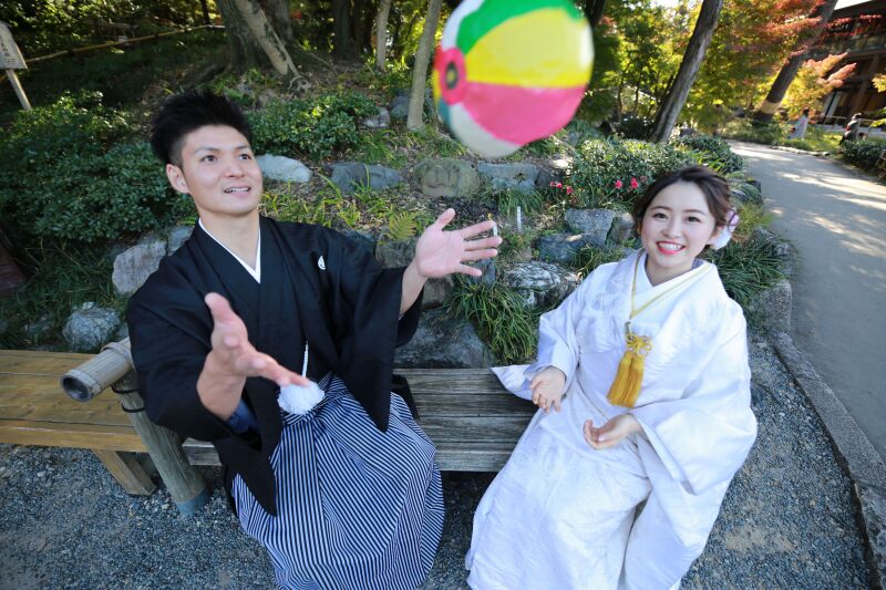 舞い落ちる紅葉と和傘と。秋色に染まる庭園前撮り
