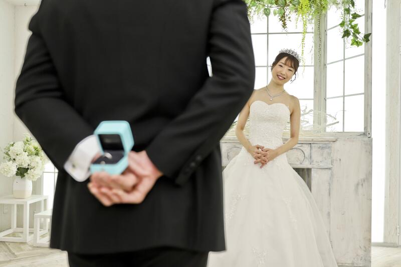 洋装撮影にさらなる彩りを！人気の持込小物10選で二人らしい一枚を