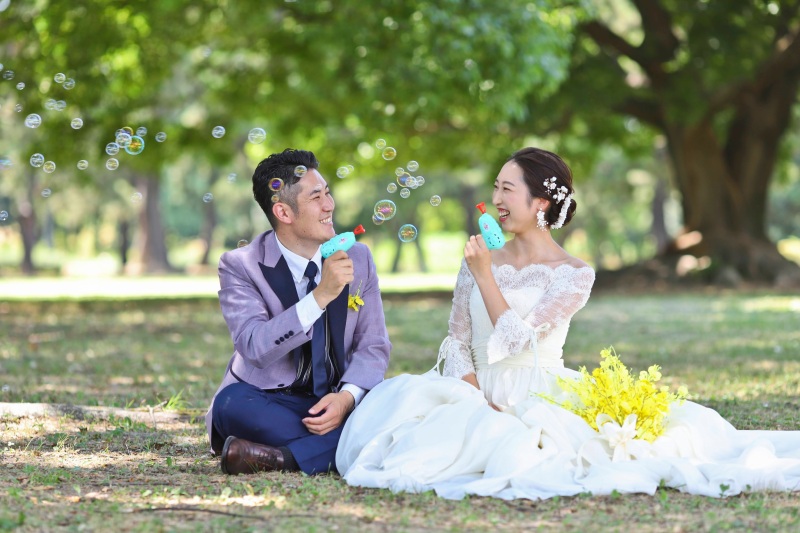 洋装撮影にさらなる彩りを！人気の持込小物10選で二人らしい一枚を